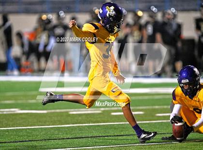 Thumbnail 1 in Buffalo vs. Rogers (UIL 3A D2 Regional Semifinals) photogallery.