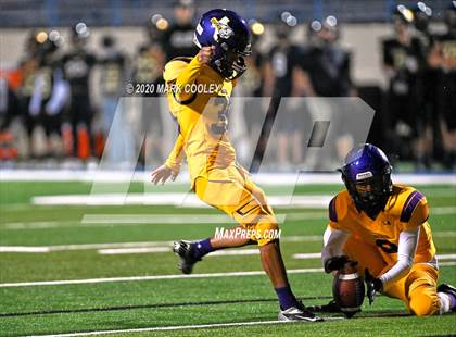 Thumbnail 2 in Buffalo vs. Rogers (UIL 3A D2 Regional Semifinals) photogallery.