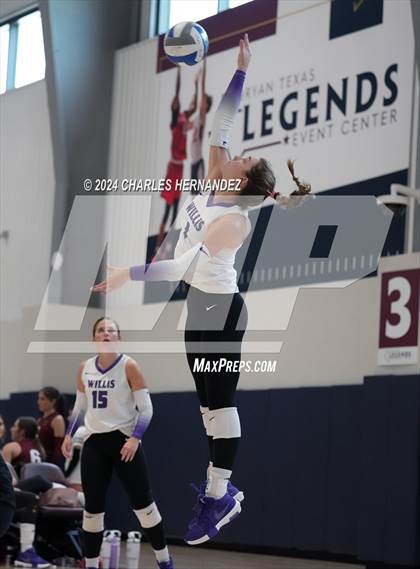 Thumbnail 1 in Klein Cain vs. Willis (Legends Invitational) photogallery.