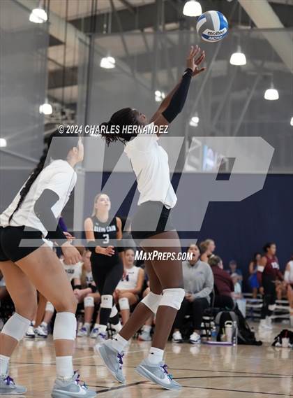 Thumbnail 2 in Klein Cain vs. Willis (Legends Invitational) photogallery.