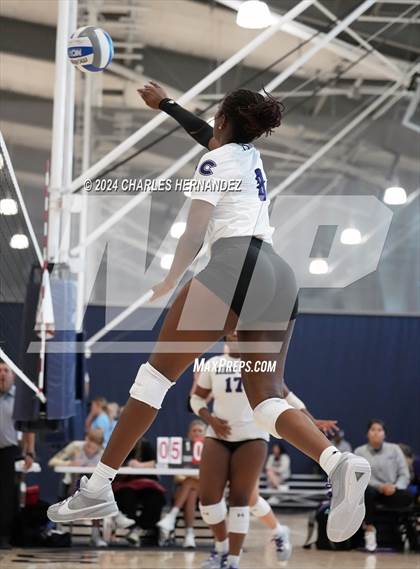 Thumbnail 2 in Klein Cain vs. Willis (Legends Invitational) photogallery.