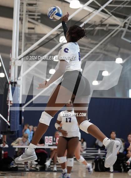 Thumbnail 1 in Klein Cain vs. Willis (Legends Invitational) photogallery.