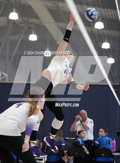 Thumbnail 2 in Klein Cain vs. Willis (Legends Invitational) photogallery.
