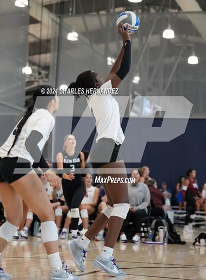 Thumbnail 1 in Klein Cain vs. Willis (Legends Invitational) photogallery.