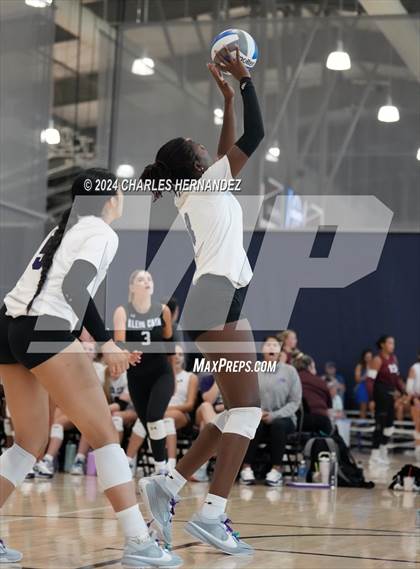 Thumbnail 3 in Klein Cain vs. Willis (Legends Invitational) photogallery.