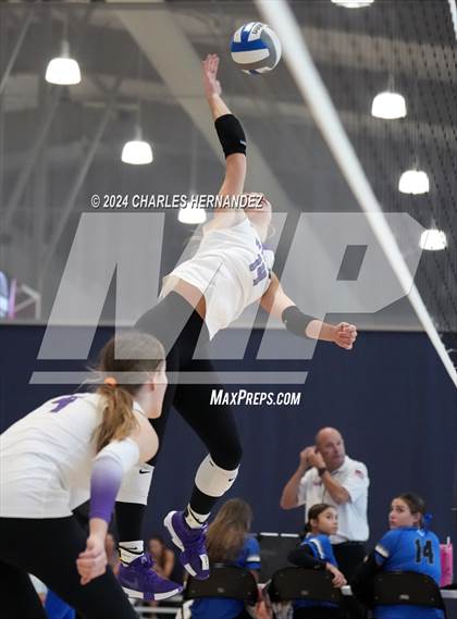 Thumbnail 1 in Klein Cain vs. Willis (Legends Invitational) photogallery.