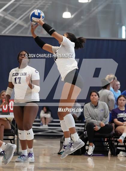 Thumbnail 2 in Klein Cain vs. Willis (Legends Invitational) photogallery.