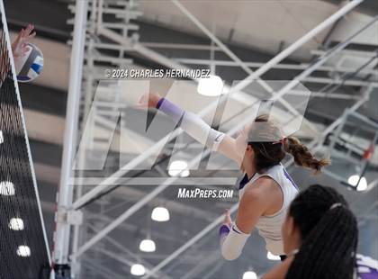 Thumbnail 1 in Klein Cain vs. Willis (Legends Invitational) photogallery.
