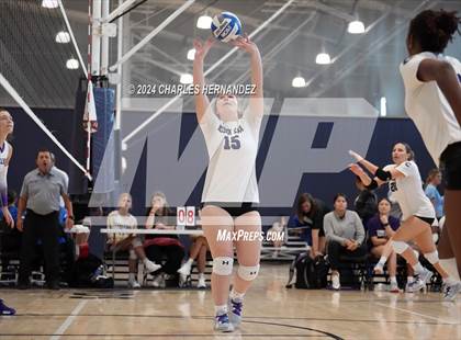 Thumbnail 2 in Klein Cain vs. Willis (Legends Invitational) photogallery.