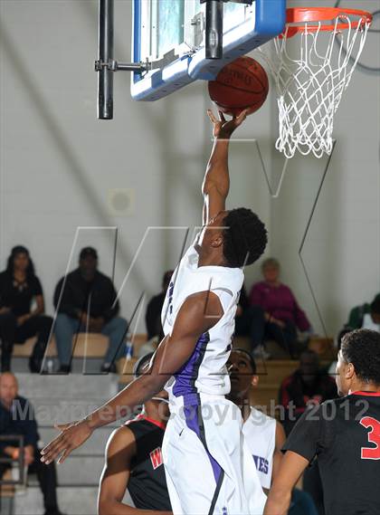 Thumbnail 2 in Westchester vs. Miller Grove (MaxPreps Holiday Classic) photogallery.