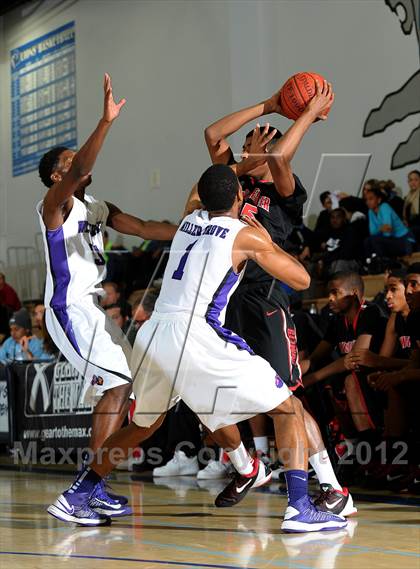 Thumbnail 3 in Westchester vs. Miller Grove (MaxPreps Holiday Classic) photogallery.
