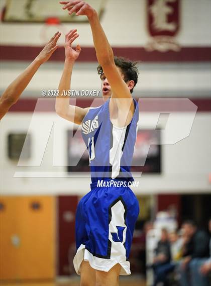 Thumbnail 2 in Eureka vs. Jackpot (NIAA 1A East Boys Semifinals) photogallery.