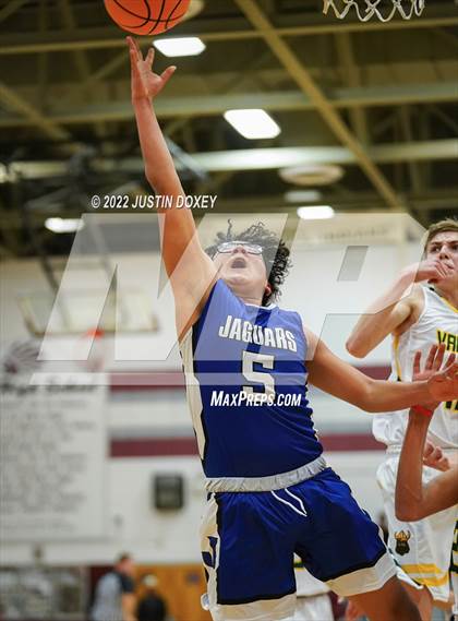 Thumbnail 2 in Eureka vs. Jackpot (NIAA 1A East Boys Semifinals) photogallery.