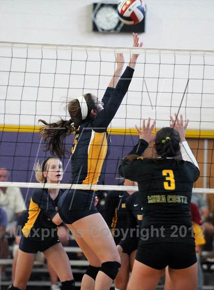 Thumbnail 3 in Mira Costa vs Notre Dame (Durango Fall Classic) photogallery.