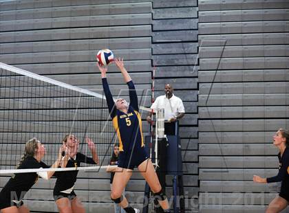 Thumbnail 2 in Mira Costa vs Notre Dame (Durango Fall Classic) photogallery.