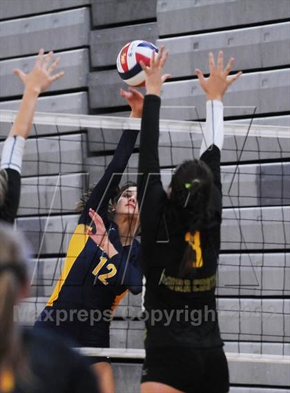 Thumbnail 2 in Mira Costa vs Notre Dame (Durango Fall Classic) photogallery.
