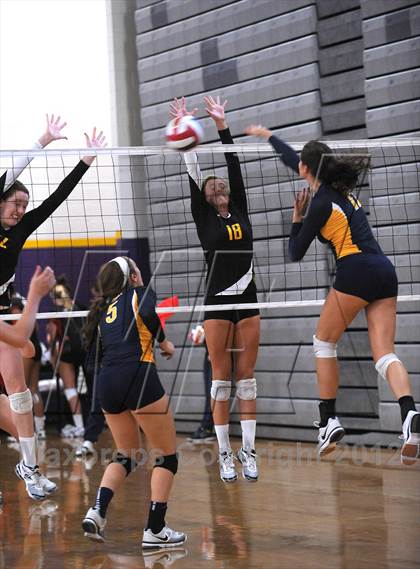 Thumbnail 3 in Mira Costa vs Notre Dame (Durango Fall Classic) photogallery.