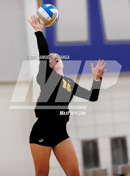 Thumbnail 2 in Fremont vs. Lincoln East photogallery.