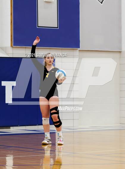Thumbnail 3 in Fremont vs. Lincoln East photogallery.