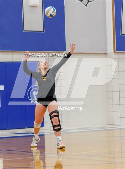 Thumbnail 3 in Fremont vs. Lincoln East photogallery.