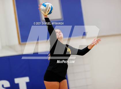 Thumbnail 3 in Fremont vs. Lincoln East photogallery.