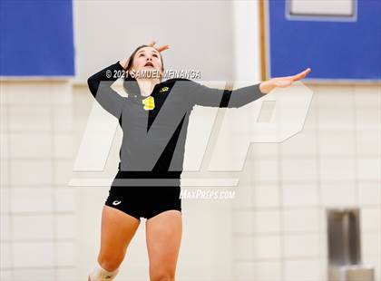 Thumbnail 2 in Fremont vs. Lincoln East photogallery.