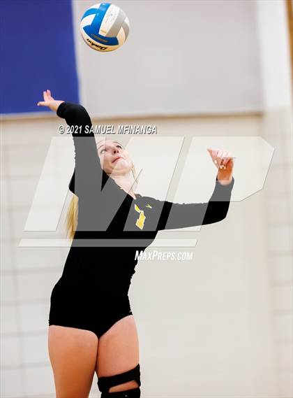 Thumbnail 2 in Fremont vs. Lincoln East photogallery.