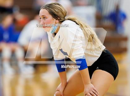 Thumbnail 2 in Fremont vs. Lincoln East photogallery.