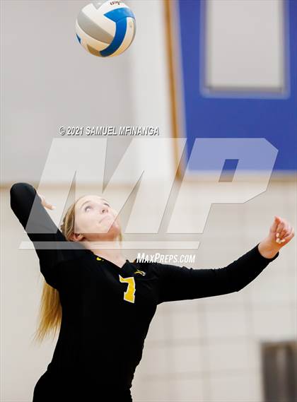 Thumbnail 3 in Fremont vs. Lincoln East photogallery.