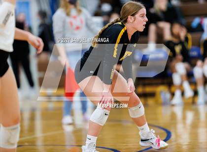 Thumbnail 3 in Fremont vs. Lincoln East photogallery.