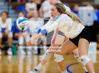Thumbnail 3 in Fremont vs. Lincoln East photogallery.