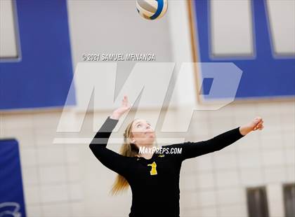 Thumbnail 2 in Fremont vs. Lincoln East photogallery.