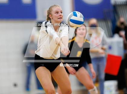 Thumbnail 3 in Fremont vs. Lincoln East photogallery.