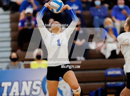 Thumbnail 2 in Fremont vs. Lincoln East photogallery.