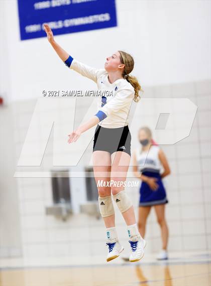Thumbnail 2 in Fremont vs. Lincoln East photogallery.