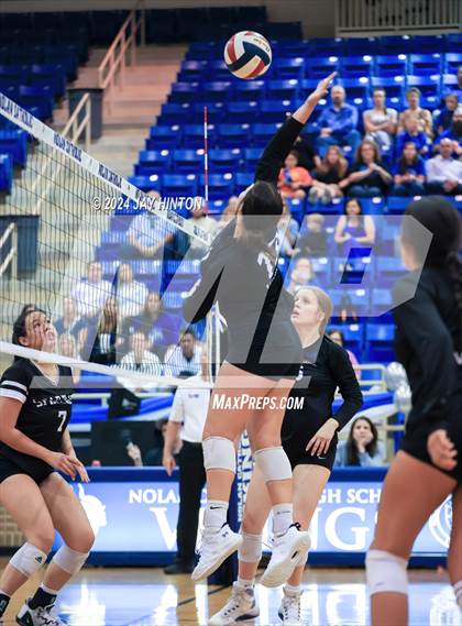 Thumbnail 2 in DasCHE @ Nolan Catholic photogallery.