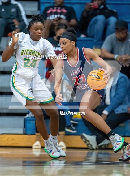 Thumbnail 2 in Terry Sanford vs. Richmond (Cumberland County Holiday Classic - Final - Gil Bowman Bracket) photogallery.