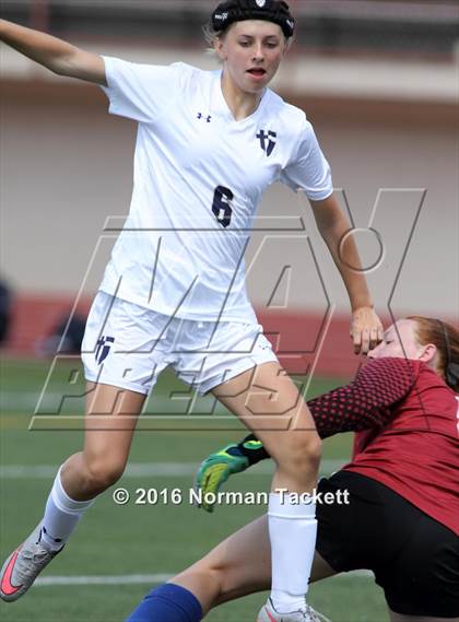 Thumbnail 3 in Aquinas vs Kapaun Mt Carmel (KSHSAA 5A Final) photogallery.