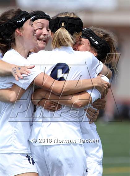 Thumbnail 2 in Aquinas vs Kapaun Mt Carmel (KSHSAA 5A Final) photogallery.