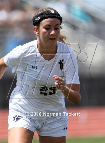 Thumbnail 3 in Aquinas vs Kapaun Mt Carmel (KSHSAA 5A Final) photogallery.