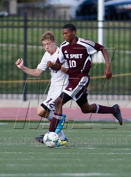 Thumbnail 3 in DeSmet Jesuit vs Belleville West (Gateway City Soccer Classic) photogallery.