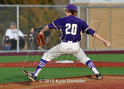 Thumbnail 2 in Mineral Wells vs Alvarado (Bowie Invitational) photogallery.