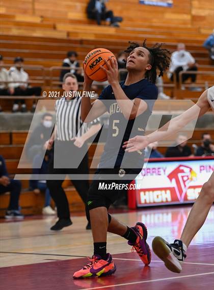 Thumbnail 2 in Carlsbad vs. Mater Dei Catholic (Torrey Pines Holiday Classic) photogallery.