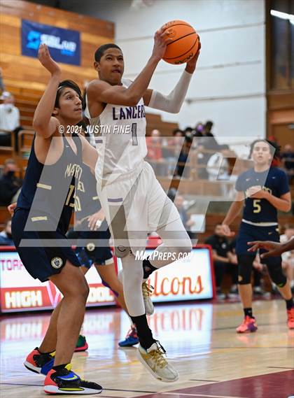 Thumbnail 1 in Carlsbad vs. Mater Dei Catholic (Torrey Pines Holiday Classic) photogallery.