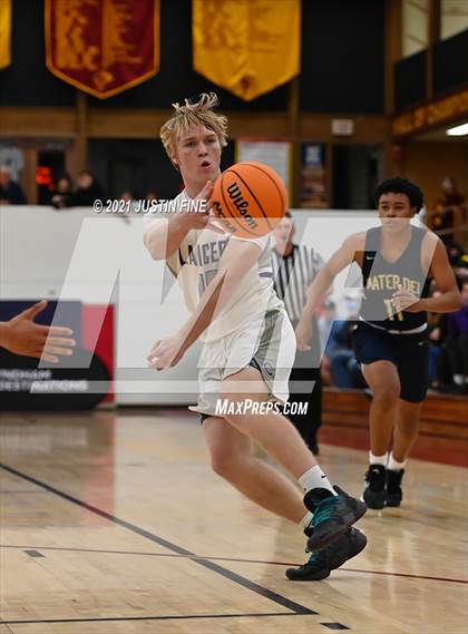 Thumbnail 2 in Carlsbad vs. Mater Dei Catholic (Torrey Pines Holiday Classic) photogallery.