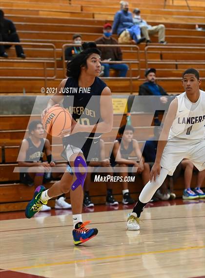 Thumbnail 3 in Carlsbad vs. Mater Dei Catholic (Torrey Pines Holiday Classic) photogallery.