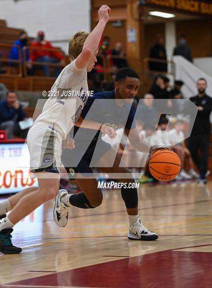 Thumbnail 2 in Carlsbad vs. Mater Dei Catholic (Torrey Pines Holiday Classic) photogallery.