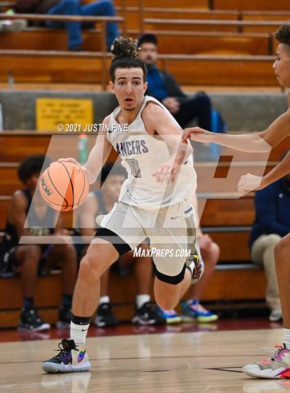 Thumbnail 2 in Carlsbad vs. Mater Dei Catholic (Torrey Pines Holiday Classic) photogallery.
