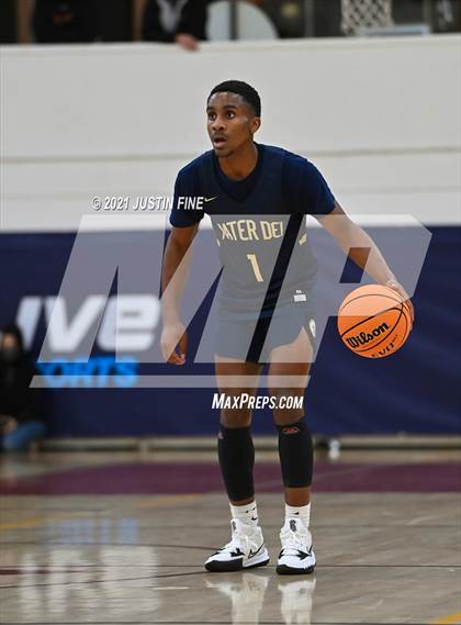Thumbnail 2 in Carlsbad vs. Mater Dei Catholic (Torrey Pines Holiday Classic) photogallery.