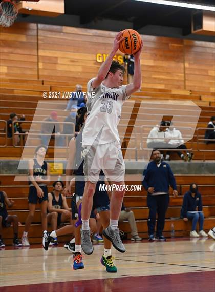 Thumbnail 1 in Carlsbad vs. Mater Dei Catholic (Torrey Pines Holiday Classic) photogallery.